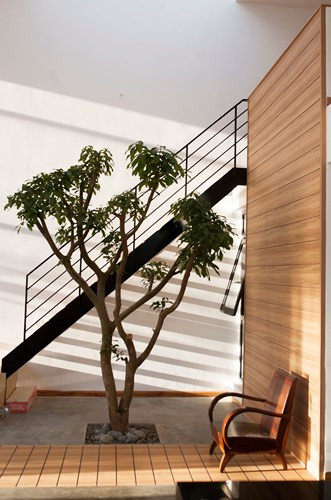 Một số đồ đạc đã được giữ lại từ ngôi nhà cũ của họ để tiết kiệm, giữ kỉ niệm, mang lại những cảm giác thân quen và tình cảm cho các thành viên trong gia đình khi sống trong một không gian sống hoàn toàn mới.