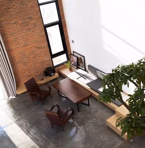 Chủ nhân của ngôi nhà này là một cặp vợ chồng trẻ và hai đứa con của họ. Gia đình nhỏ mong muốn một ngôi nhà đơn giản, ấm cúng và rộng rãi với nhiều ánh sáng và tiết kiệm chi phí xây dựng.