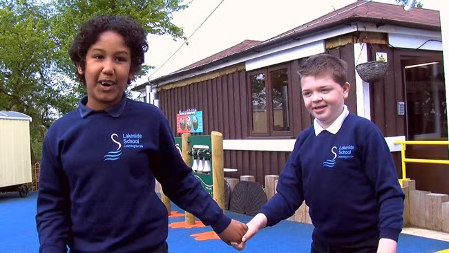 Lakeside School hiện có khoảng 860 học sinh theo học. Học phí năm học 2017-2018 khoảng 33.280 USD (trên 750 triệu VND). Các khoản phí khác như tiền sách vở, tài liệu, máy tính xách tay, xe đưa đón học sinh vào khoảng 4.700USD/năm (trên 100 triệu đồng).