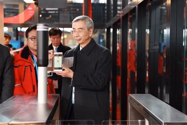 Khách hàng đang quét mã QR để vào siêu thị.