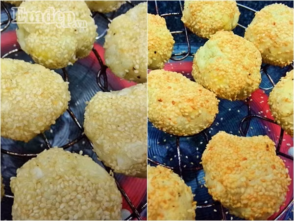 Bước 6: Xếp bánh vào khay nướng rồi cho vào nồi nướng bật nhiệt độ 250 độ C, nướng trong vòng 30 phút, khi bánh ngả sang màu hơi vàng là được.