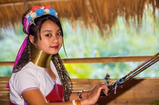 5. Cổ dài, Burma Nếu như ở Việt Nam, người phụ nữ “cổ cao 3 ngấn” là chuẩn đẹp thì một vùng ở miền Đông Burma được gọi là “quốc gia của những cô gái hươu cao cổ”. Bởi lẽ phụ nữ ở đây thường đeo nhiều chiếc vòng để kéo dài cổ. Họ tin rằng, cổ càng dài, càng xinh đẹp. Theo truyền thuyết, những chiếc vòng bảo vệ người dân khỏi hổ dữ