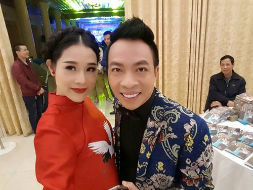 Vợ chồng Việt Hoàn Nam ca sĩ Việt Hoàn từng khiến không ít người ghen tỵ khi cưới được cô vợ trẻ đẹp kém mình 18 tuổi tên Diễm Hoa. Điều bất ngờ nhất trong mối quan hệ này chính nằm ở chỗ, Diễm Hoa mới là người chủ động tỏ tình cùng Việt Hoàn. Mặc cho sự chênh lệch về tuổi tác lẫn ngoại hình, cả hai đã cùng nhau vượt qua sóng gió từ dư luận, gia đình và có với nhau mái ấm hạnh phúc như hiện nay với ba nhóc tỳ xinh xắn.