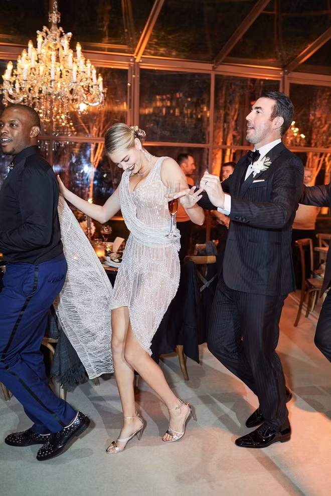 Trong bữa tối, chân dài 25 tuổi yêu cầu các khách mời mặc trang phục màu đỏ, riêng cô diện một chiếc váy đỏ của Valentino và Justin mặc một bộ vest tuxedo đỏ lịch lãm. Được biết 3 bộ váy cưới mà Kate chọn cho lễ cưới của mình đều của nhà mốt Valentino. Kate chia sẻ: "Với trang phục cưới, tôi rất vui khi hợp tác với đội ngũ tuyệt vời của Valentino. Họ là những người giỏi nhất trong việc tạo ra những chiếc váy ren với các chi tiết tinh tế và am hiểu về những giá trị của nước Ý. Quá trình thiết kế là một sự hợp tác hoàn hảo, tôi có thể đưa phong cách cá nhân của mình và tạo ra bộ váy cưới trong mơ của tôi".