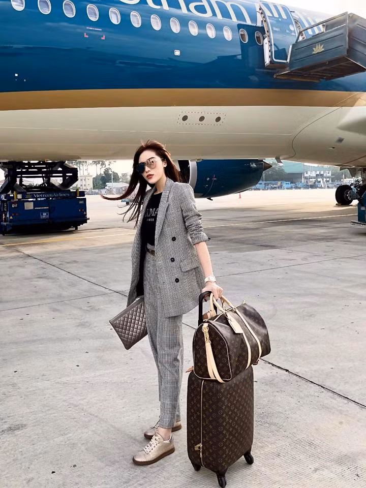 Hoa hậu Kỳ Duyên lựa chọn bộ suit nam tính với xu hướng họa tiết kẻ ô sắc xám. Người đẹp ngày càng khẳng định tư duy thời trang của bản thân cùng những bộ trang phục phù hợp với thị hiếu của giới trẻ.