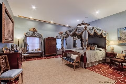 Căn nhà có 7 phòng ngủ, 9 phòng tắm.