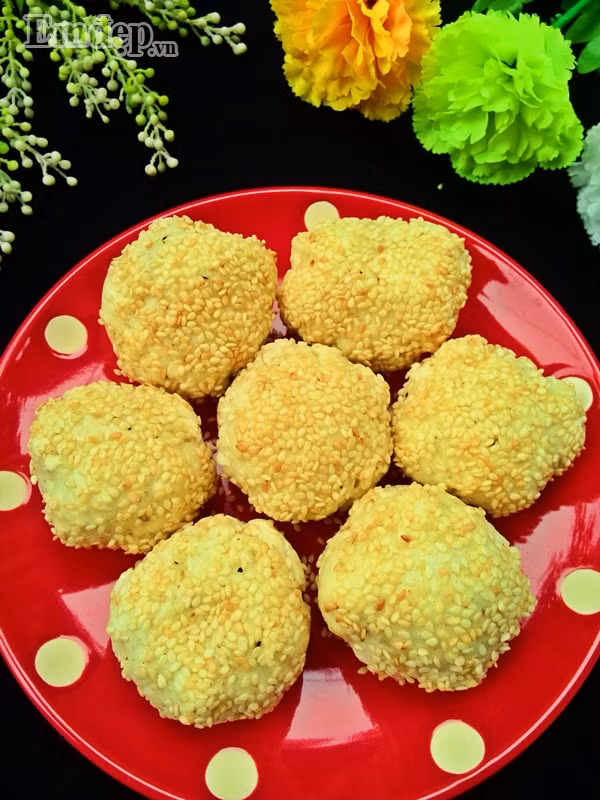 Chiếc bánh thơm mùi vừng vỏ ngoài giòn còn bên trong thì mềm ăn rất ngon.