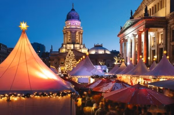 Berlin, Đức: Bên cạnh những địa điểm tham quan nổi tiếng quanh thành phố Berlin là hàng chục khu chợ Giáng sinh nằm rải rác khắp nơi, trong đó nổi bật là khu chợ ở quảng trường Gendarmenmarkt. Tại đây, người bán hàng dựng những căn lều nhỏ, thắp đèn rực rỡ và bày bán nhiều mặt hàng đa dạng. Bên cạnh đó, du khách tới đây còn có thể bắt gặp các nghệ sĩ đường phố, thợ thổi thủy tinh hay thợ làm nến. Ảnh: Mirror.
