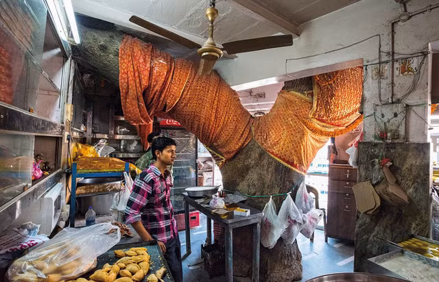 "Sweet Shop Tree" là cửa hàng đồ ngọt đặc biệt nhất ở Varanasi, Ấn Độ vì được xây dựng bao quanh một cây bồ đề.