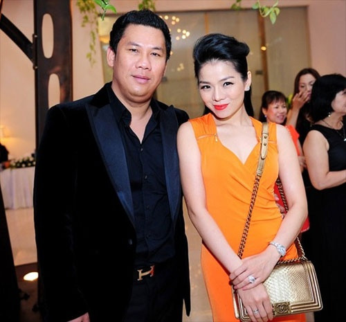 Vợ chồng Lệ Quyên Đức Huy - ông xã Lệ Quyên từng có một đời vợ và có một cậu con trai riêng. Anh cũng có ngoại hình "xấu lạ". Tuy nhiên, vượt qua mọi định kiến, ngăn cách, nữ ca sĩ Lệ Quyên vẫn quyết định chọn người đàn ông này làm bến đỗ. Cặp đôi có cuộc sống vô cùng xa hoa và hạnh phúc bên cậu con trai nhỏ.