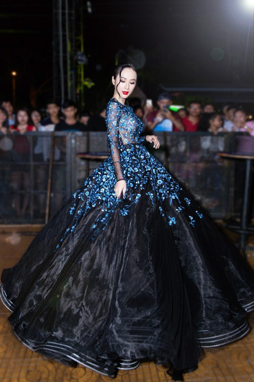 Với thiết kế độc đáo, lạ mắt, đầy vẻ huyền bí và quyền lực, người đẹp khiến không ít fan phải trầm trồ, ngỡ ngàng trước sự xuất hiện đầy mới lạ này.