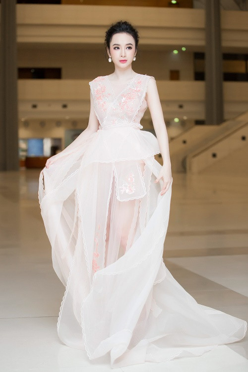 Trong một sự kiện thời trang, nữ diễn viên cực kỳ nữ tính, nhẹ nhàng trong chiếc váy mỏng manh, nền nã mà không kém phần quyến rũ, gợi cảm.