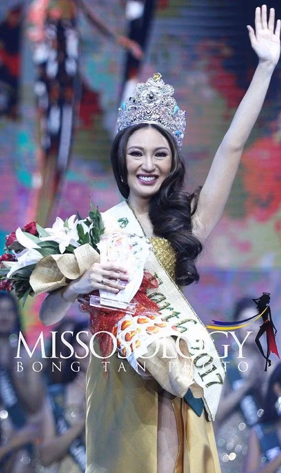 Ban đầu cứ tưởng đó chỉ là do Karen bị chuyên gia trang điểm "dìm hàng" hoặc bị nhiếp ảnh gia chụp từ những góc xấu trong đêm chung kết. Tuy nhiên, khi Hoa hậu Trái đất dự các sự kiện hậu đăng quang, cô vẫn tiếp tục khiến người ta phải đặt câu hỏi: "Hoa hậu đẹp nhất Trái đất chỉ đến mức này thôi sao?".