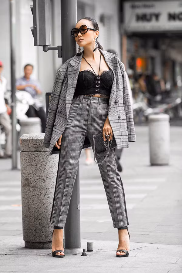 Nữ ca sĩ Đoan Trang lựa chọn chiếc áo blazer kẻ ô xuống phố ngày cuối tuần. Cô mix cùng quần họa tiết đồng điệu nhằm tăng vẻ nổi bật của bản thân.