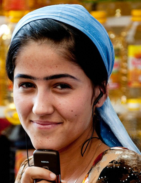 7. Lông mày nối liền nhau – Tajikistan Một số vùng ở Tajikistan, phong tục để lông mày nối liền nhau được gìn giữ như một chuẩn mực của cái đẹp cho phụ nữ. Nếu lông mày tự nhiên không thể nối nhau, họ sẽ vẽ để có được một đường lông mày thẳng