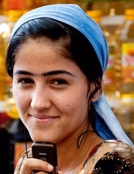 7. Lông mày nối liền nhau – Tajikistan Một số vùng ở Tajikistan, phong tục để lông mày nối liền nhau được gìn giữ như một chuẩn mực của cái đẹp cho phụ nữ. Nếu lông mày tự nhiên không thể nối nhau, họ sẽ vẽ để có được một đường lông mày thẳng