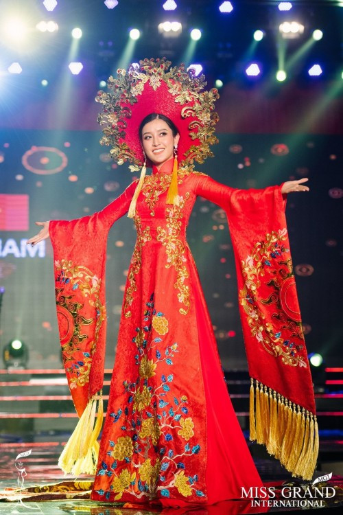 Sau cuộc thi Miss Grand International 2017, bộ trang phục dân tộc của Huyền My bị NTK Đỗ Vân Trí tố là đạo nhái thiết kế anh từng gửi cho cô xem trước đó. Thậm chí, anh còn nặng lời nói về thái độ, cách ứng xử của Huyền My và mẹ.