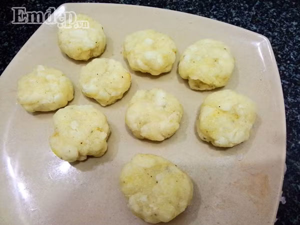 Bước 4: Nặn sắn thành từng miếng bánh tròn vừa ăn.