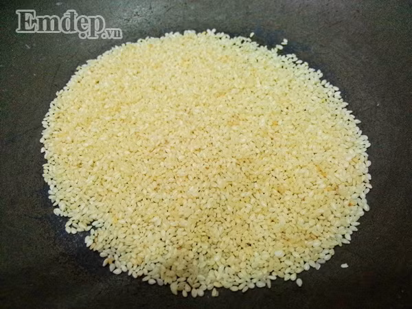 Bước 2: Vừng trắng vo rửa sạch rồi cho vào chảo rang khô.