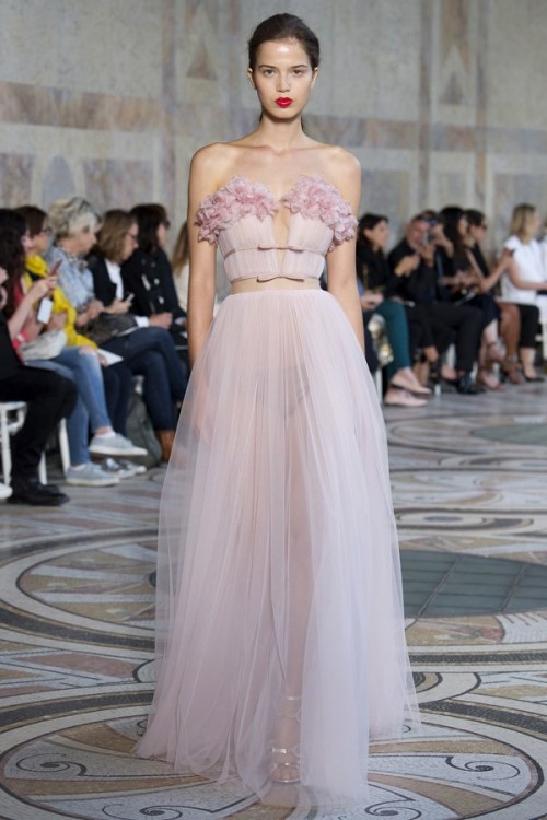 Trước lời tố đạo nhái, NTK Đỗ Long đã có những chia sẻ khá dài và chi tiết. Theo anh, học hỏi và tham khảo là chắc chắn có, chẳng phải tất cả nhà thiết kế đi sau đều học hỏi các NTK trước từ kỹ thuật đến kiểu dáng hay sao. Lời giải thích của nhà tạo một khiến cho công chúng càng có cơ sở để khẳng định anh đã “học hỏi thành công”.