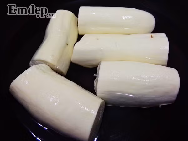 Cách làm món bánh sắn bọc vừng nướng như sau: Bước 1: Sắn bóc vỏ rửa sạch cho vào nồi luộc chín rồi vớt ra để nguội.
