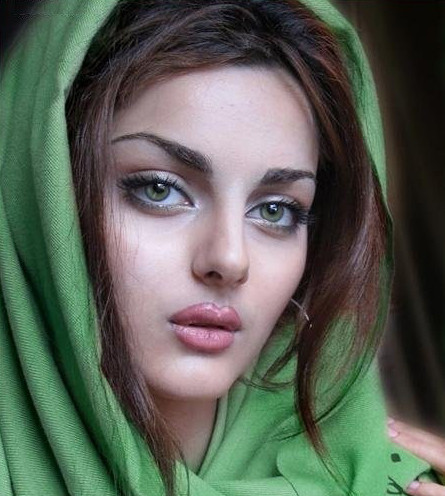 3. Để nguyên đồ phẫu thuật thẩm mỹ trên mặt – Iran Iran có lẽ là nơi phẫu thuật thẩm mỹ mũi nhiều nhất trên thế giới bởi họ quan niệm chiếc mũi tượng trưng cho dòng dõi quý tộc và trí tuệ. Dù cho chi phí phẫu thuật khá đắt đỏ nhưng cả nam và nữ ở đây đều bất chấp để có được chiếc mũi thẳng, biểu tượng của vẻ đẹp, vị thế trong xã hội