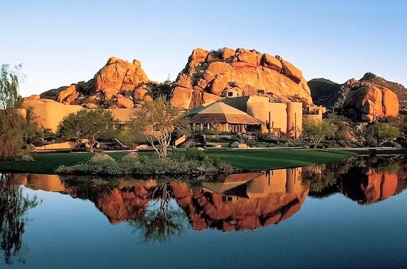 3. Khách sạn Boulders, Arizona Thiên nhiên đã dành cho khách sạn The Boulders quá nhiều ưu đãi với những vách đá siêu thực 12 triệu năm tuổi nằm trong khuôn viên của khách sạn này. Khách sạn được xây dựng trên diện tích lớn, có khu điều trị trẻ hóa da tự nhiên và 2 sân golf đẳng cấp thế giới. Đại diện truyền thông Deborah Bridges của khách sạn nói rằng: "Khách hàng của chúng tôi là một trong những người giàu nhất thế giới, nhưng chúng tôi không được phép chia sẻ thông tin về họ cho đến khi họ qua đời."