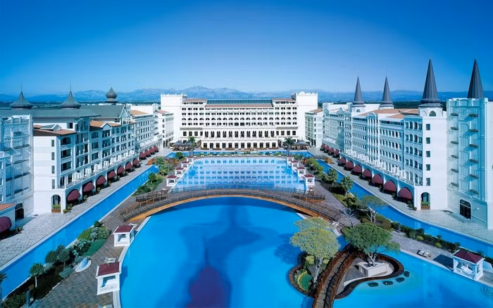 9. Khách sạn Mardan Palace, Thổ Nhĩ Kỳ Được xây dựng bởi tỷ phú Nga Telman Ismailov vào năm 2009 với tổng kinh phí 1,65 tỷ USD, khách sạn Mardan Palace tự hào có hồ bơi lớn nhất ở Địa Trung Hải (đủ cho 1.000 khách) và được quảng cáo là một trong những khách sạn sang trọng nhất châu Âu. Khách sạn có nội thất sang trọng làm từ các chất liệu như vàng, pha lê, đá cẩm thạch với 10 địa điểm ăn uống, 17 quầy bar, spa xa hoa và 1 hồ cá với hàng loạt những loại cá kỳ lạ.