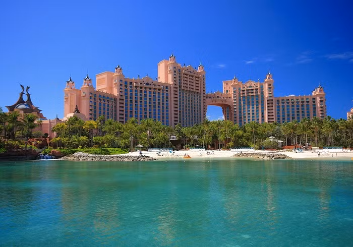 5. Khách sạn Atlantis Paradise Island, Bahamas Được xây dựng trên nền thành phố đã bị chôn vùi, khách sạn Atlantis Paradise Island là điểm đến hàng đầu ở Bahamas. Khách sạn có những căn phòng sang trọng với cửa kính trong suốt, các trung tâm vui chơi giải trí sôi động, phòng ăn với đèn chùm dát 22-kara vàng, bồn xoáy nước...