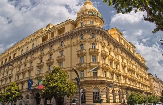 8. Khách sạn The Westin Excelsior, Rome Được xây dựng năm 1906, The Westin Excelsior có kiến trúc cổ ấn tượng, nổi bật ở quận Via Veneto. Mỗi phòng trong khách sạn có phòng thể dục riêng, phòng tắm hơi, bể sục và 1 phòng ăn chính thức.