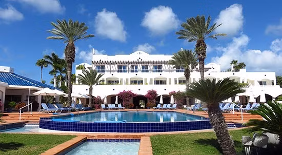 2. Khách sạn Culsinar Golf Resort &amp; Spa, Anguilla CuisinArt Golf Resort &amp; Spa ban đầu được xây dựng là một sân golf và spa nhưng sau đó chủ nhân của dự án đã mở rộng để biến resort này thành một khách sạn sang trọng và đẳng cấp. Khách sạn nằm ngay cạnh bờ biển thường là nơi lui tới của những ngôi sao nổi tiếng muốn thư giãn và làm đẹp.