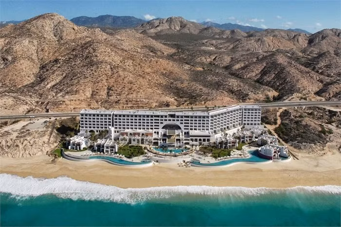 1. Khách sạn Marquis Los Cabos, Los Cabos Lấy cảm hứng từ câu chuyện huyền thoại về 2 thiên thần tìm kiếm thiên đường trên trái đất, khách sạn Marquis Los Cabos được xây dựng nằm ngay cạnh bờ biển. Các kiến trúc sư đã tạo nên những tác phẩm điêu khắc đặc biệt trong khách sạn này như thác nước khổng lồ, hồ bơi vô cùng ngoạn mục và 1 spa thư giãn dành cho khách VIP. Mỗi phòng của khách sạn này đều có ban công, nơi bạn có thể ngắm những chú cá voi bơi lội trên biển.