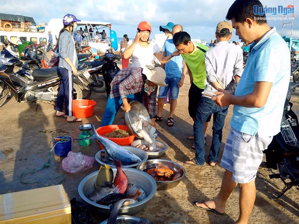 Đây cũng là chợ cá thu hút khá nhiều khách du lịch trên đảo đến tham quan và mua.