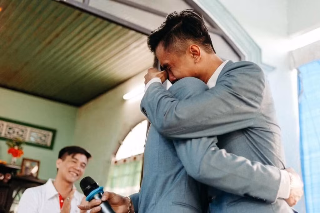 "Một chặng đường tình yêu đã qua đối với mình đó là một trải nghiệm tuyệt vời. Nó giống như cảm giác bạn đang đi tàu lượn siêu tốc. Có khi, nó đưa bạn lên cao, lúc đưa bạn xuống rất thấp. Nhưng điều quan trọng cuối cùng, nó mang đến cho bạn tới đích an toàn. Trong tình yêu cũng vậy, có lúc nhỏ nhẹ có lúc to tiếng nhưng điều cuối cùng vẫn dành cho nhau tình yêu hạnh phúc."