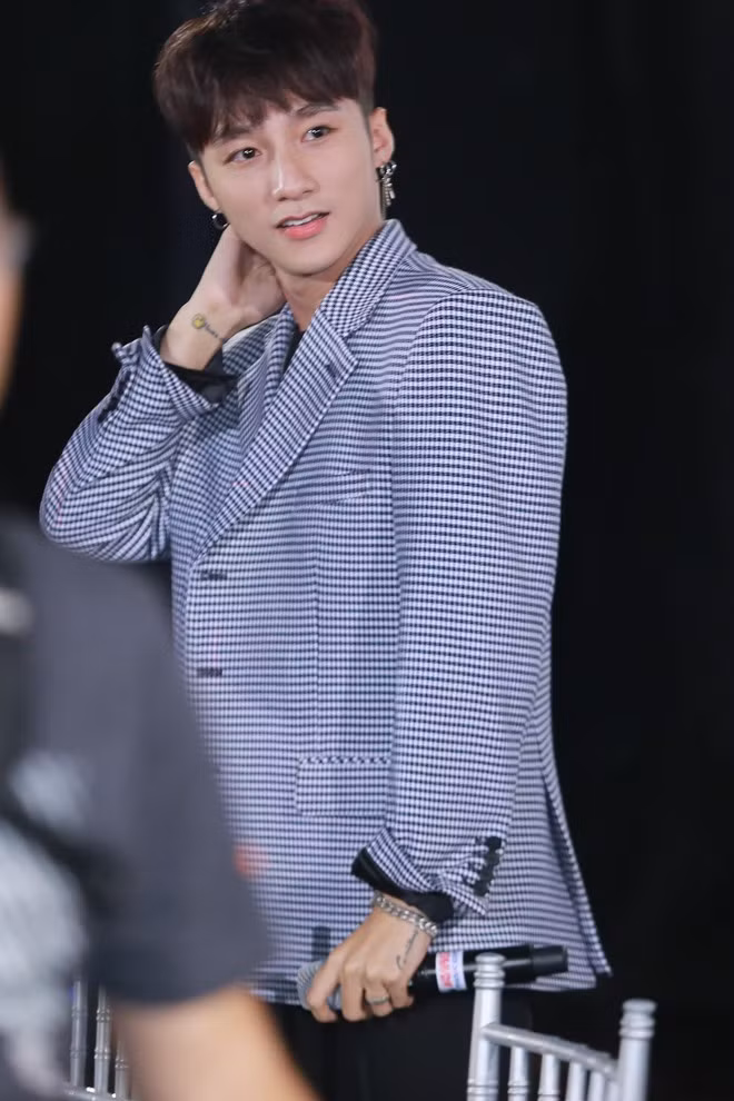 Sơn Tùng M-TP đáng yêu trong buổi giao lưu với fan.