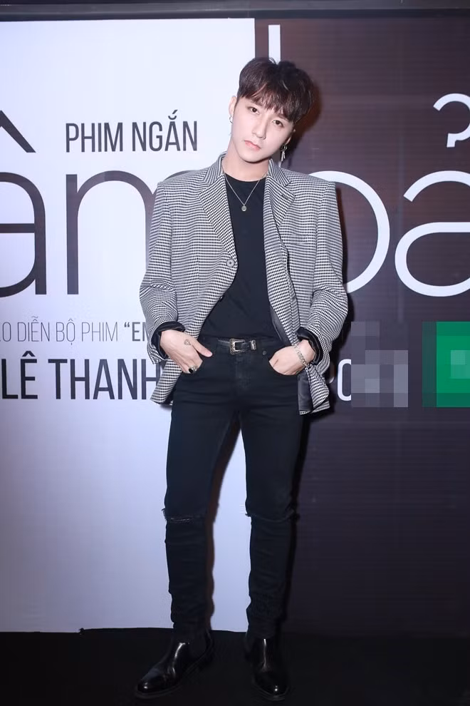 Sơn Tùng bảnh bao với phong cách thời trang cá tính.