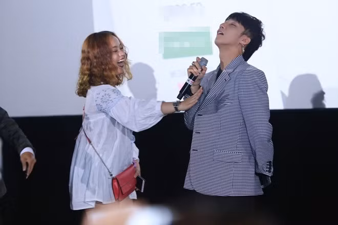 Anh thoải mái cho các fan ôm ấp, đụng chạm.