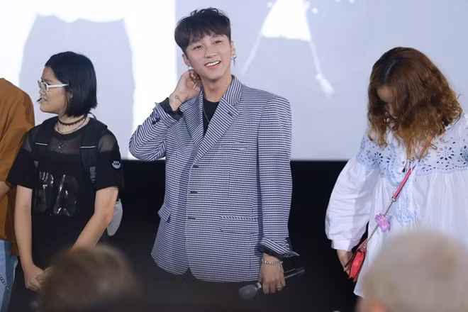 Sơn Tùng M-TP tham gia trò chơi với các fan.