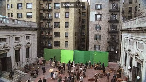 Sao họ lại xếp hàng đâm vào tường thế này?