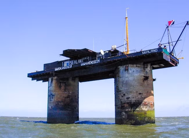 Sealand (Diện tích: 0,004 km2; Dân số: 27 người) Vùng lãnh thổ Sealand là giống như 1 giàn khoan trên biển ở ngoài khơi Anh quốc và được cai trị bởi Hoàng tử tự xưng Regent. Tất cả mọi người đều có thể trở thành công tước hay công nương tại đây với giá chỉ vài trăm USD.