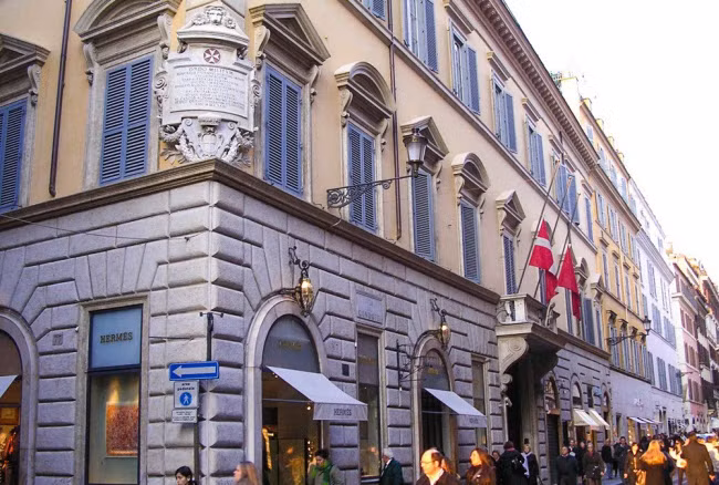 Malta (Diện tích: 0,012 km2; Dân số: 113.500 người) Ngoài thành phố Vatican, một quốc gia khác nằm trên lãnh thổ của thành phố Rome ở Italia là Malta. Mặc dù diện tích rộng chỉ 0,012 km2, nhưng vươn quốc này có tiền, tem, trang web, biến số và hộ chiếu riêng. Công dân của Malta được miễn thị thực tại một số quốc gia trên thế giới.