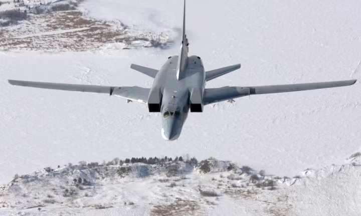 Tupolev Tu-22M là máy bay ném bom siêu thanh chiến lược tầm xa dùng cho cả Không quân và Hải quân Nga được trang bị cả các loại bom truyền thống cùng các loại tên lửa hạt nhân, tên lửa chống radar và tên lửa không đối đất. Ảnh: Không quân Nga