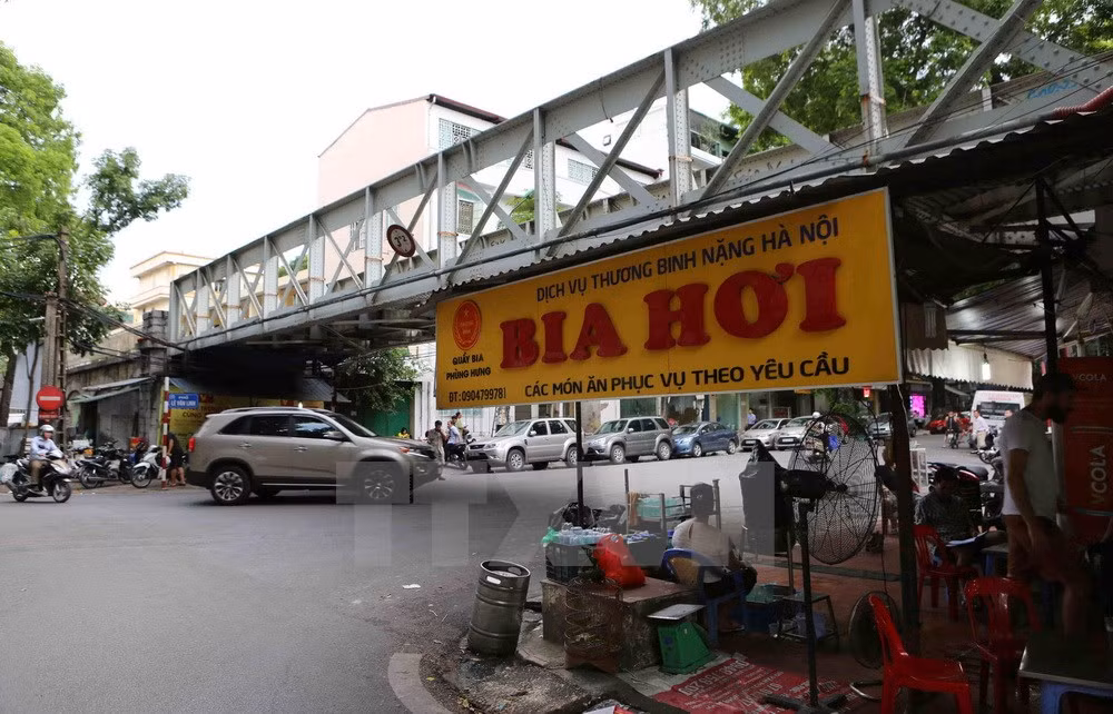 Cầu đường sắt trong nội đô, dọc theo phố Phùng Hưng. (Ảnh: Thành Đạt/TTXVN)