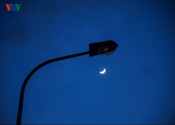 Không đèn giao thông qua các nút cắt, không đèn chiếu sáng buổi tối, tính mạng người dân đang treo lơ lửng mỗi khi lưu thông trên con đường nghìn tỷ này.