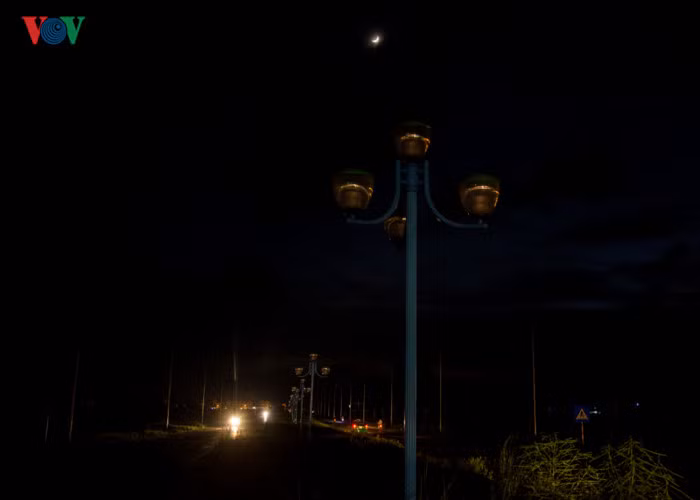 Không có đèn đường, khi trời tối, các phương tiện lưu thông qua đây chủ yếu bằng ánh sáng đèn xe và luôn bấm còi inh ỏi để báo hiệu cho các phương tiện.