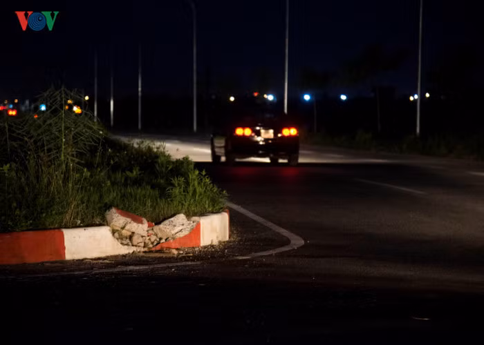 Dấu tích còn sót lại của một vụ tai nạn giao thông tại 1 điểm giao cắt. Xe tải, xe khách, xe đầu kéo, xe container, xe trọng tải lớn... thường xuyên đi qua tuyến đường này nhưng thiếu biển cảnh báo, đèn tín hiệu, vòng xuyến chưa hợp lý...