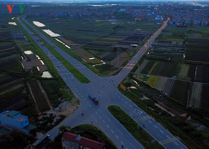 Trước đó, tuyến đường này đã từng bị phản ánh về tình trạng đã thông xe nhưng vẫn rào chắn, cắm biển cấm phương tiện cơ giới lưu thông. Hay những lắp cống không cửa giăng bẫy người đi đường, những giao lộ tiềm ẩn nguy cơ mất ATGT...