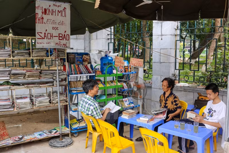 Bắt đầu được gần 5 tháng, quầy báo miễn phí của bà Phạm Thị Huyền Dung, 72 tuổi (trú tại Đặng Tiến Đông, Hà Nội) đã thu hút nhiều người dân Thủ đô tìm đến.