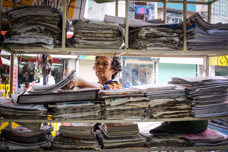 Bà Dung cho biết: "Tôi được Đảng bộ Hà Nội tặng một tờ báo Hà Nội Mới mỗi ngày theo tiêu chuẩn 50 năm tuổi Đảng. Một mình tôi đọc rồi bỏ đi thì lãng phí quá nên tôi đặt báo ra đây để cho nhiều người cùng đọc để biết thêm tin tức về thế giới cũng như đất nước".