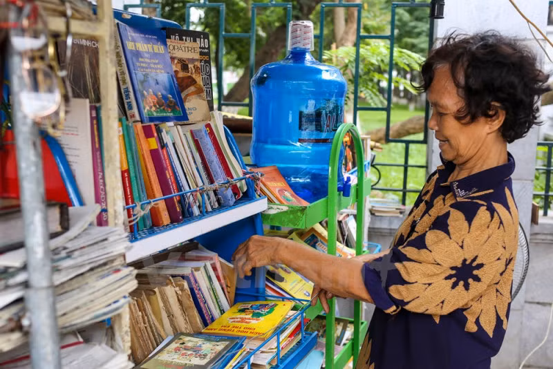 Đây là địa chỉ quen thuộc của nhiều ông bà trong khu phố và cả những người lao động nghèo từ khắp nơi lên Hà Nội lập nghiệp. Bà Dung luôn tâm niệm sống một cuộc đời trong sạch noi gương Bác Hồ.